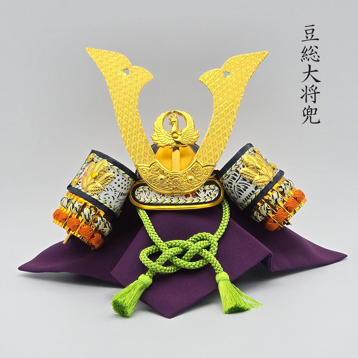 楽天市場】豆兜 正成公 大将軍 総大将 化粧箱入り 吉徳 [ まめ兜 ミニ