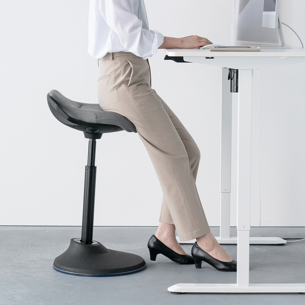 楽天市場】スタンディングチェア 半立位 バランスチェア 昇降式 椅子
