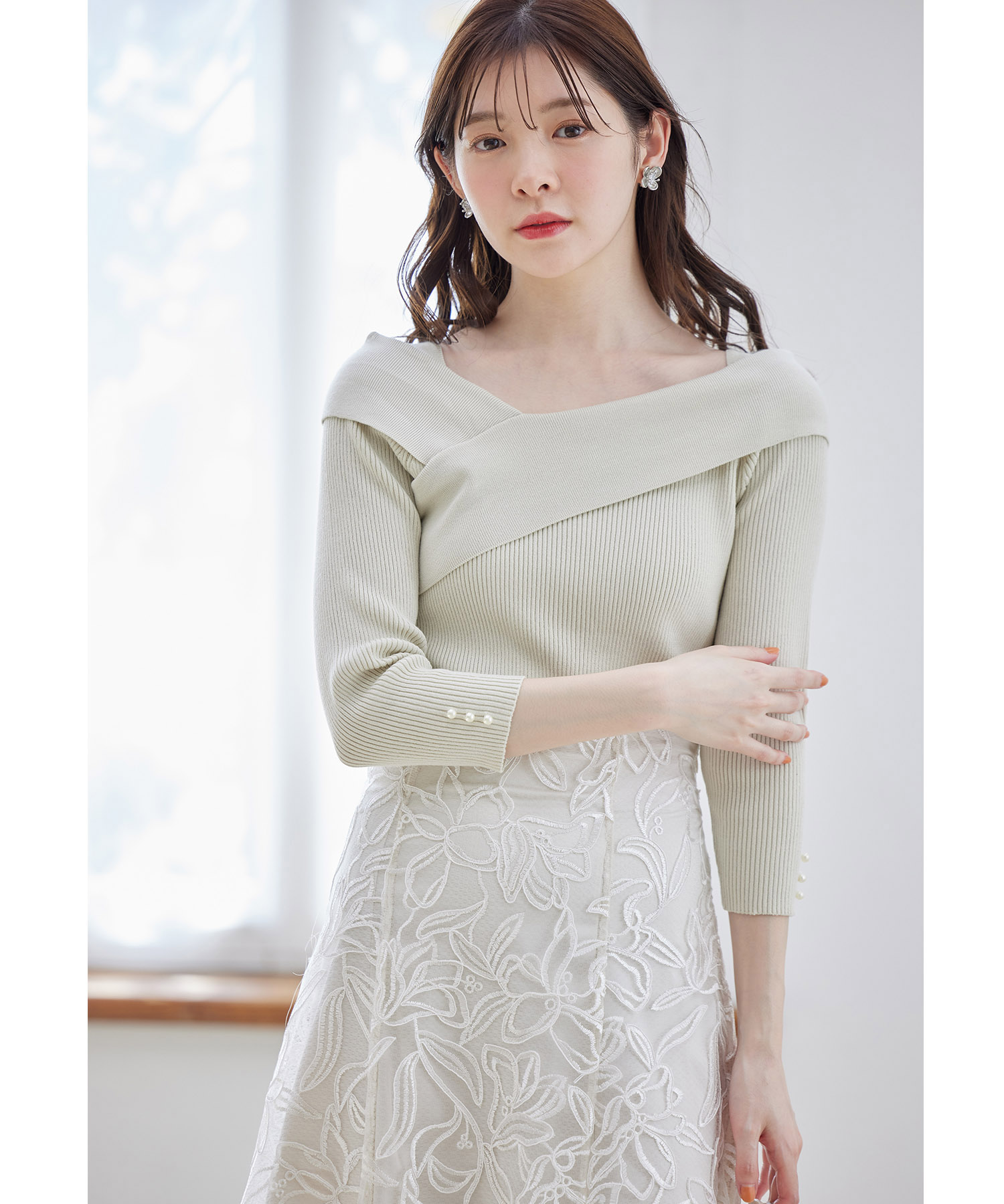 楽天市場】レディ感とセクシーさを併せ持つ袖口パール付きアシメ