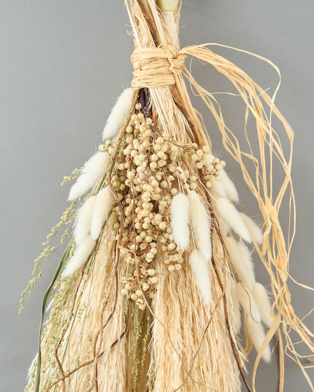 白と柳＞パンパスグラス・雲竜柳・ペッパーベリーのスワッグ商品ページ