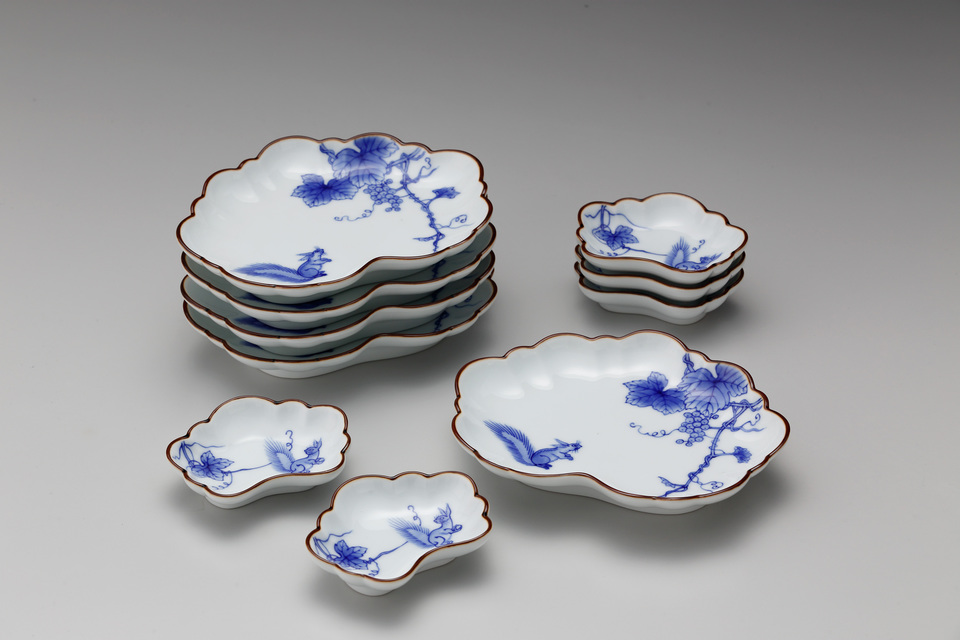 染付栗鼠葡萄文形変皿 | 辻精磁社