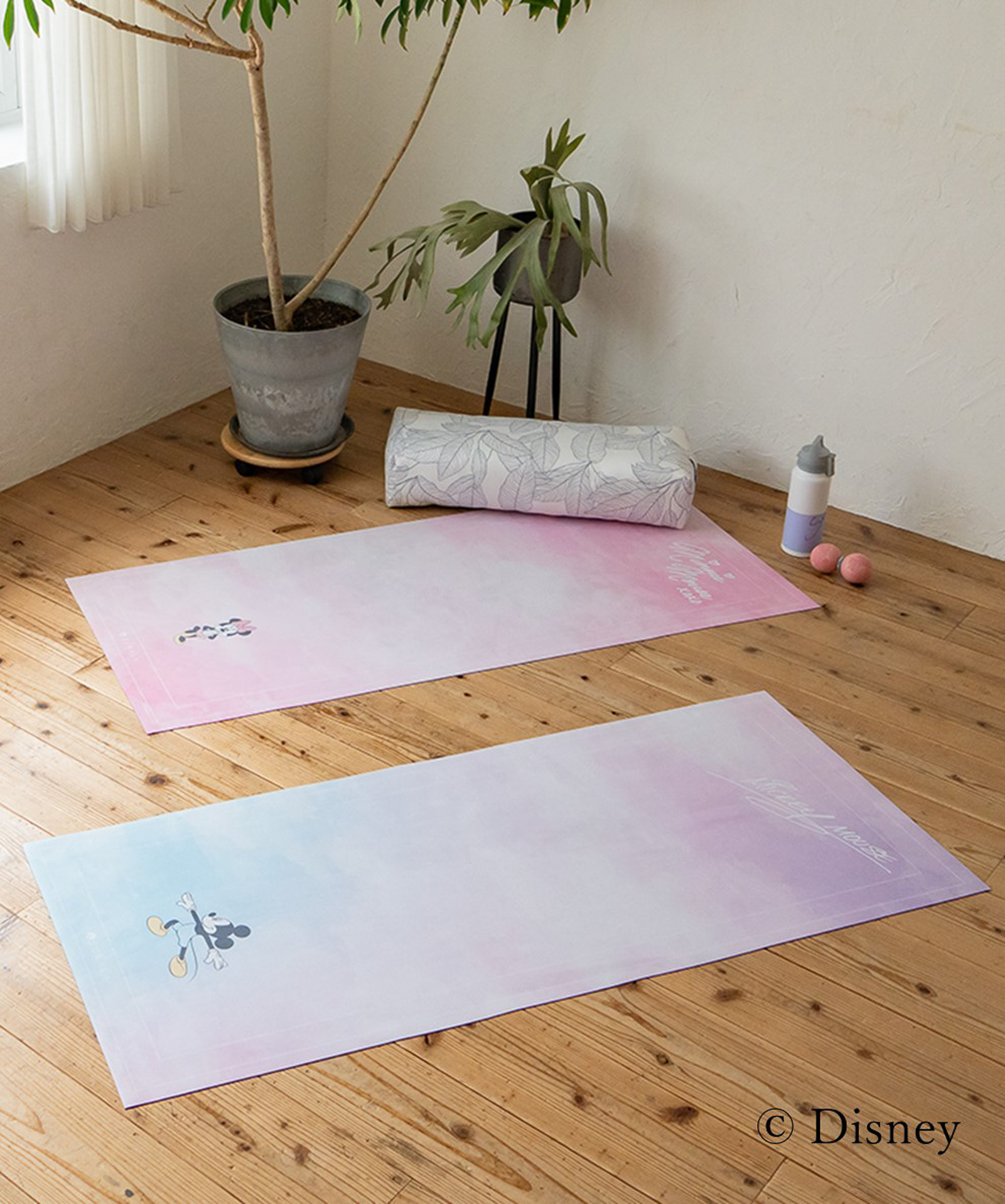 ディズニーのトラベルヨガマットで伸び〜っ。夏のリラックスタイムに