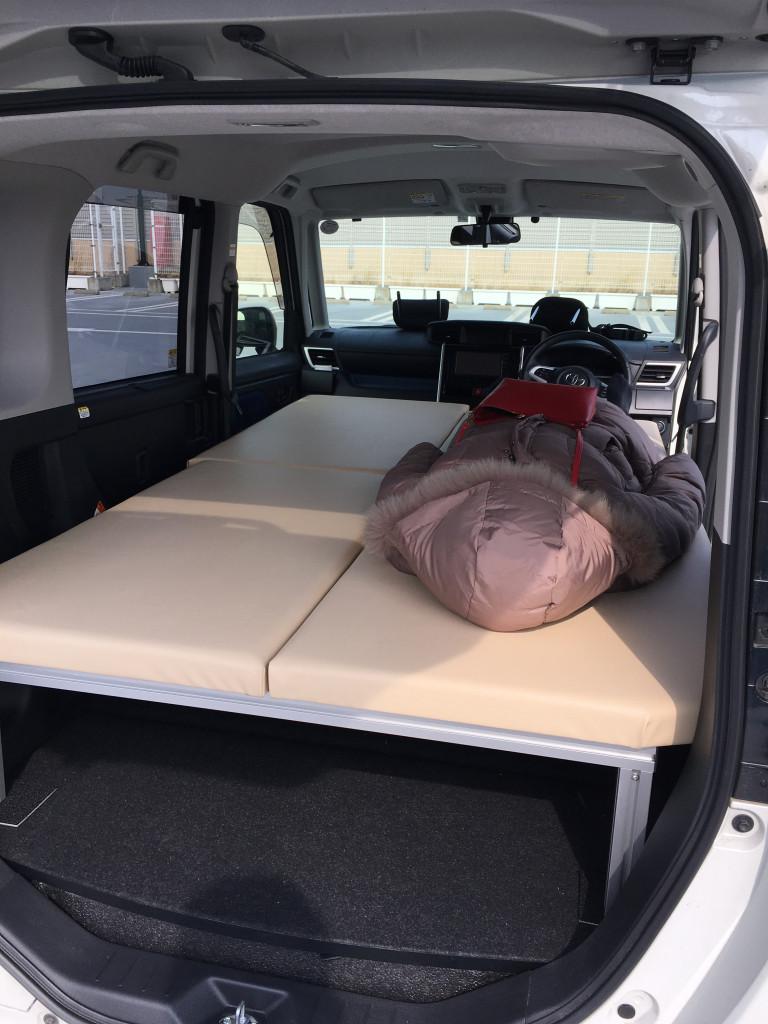 トヨタ ルーミーで車中泊【ベッドキット編】