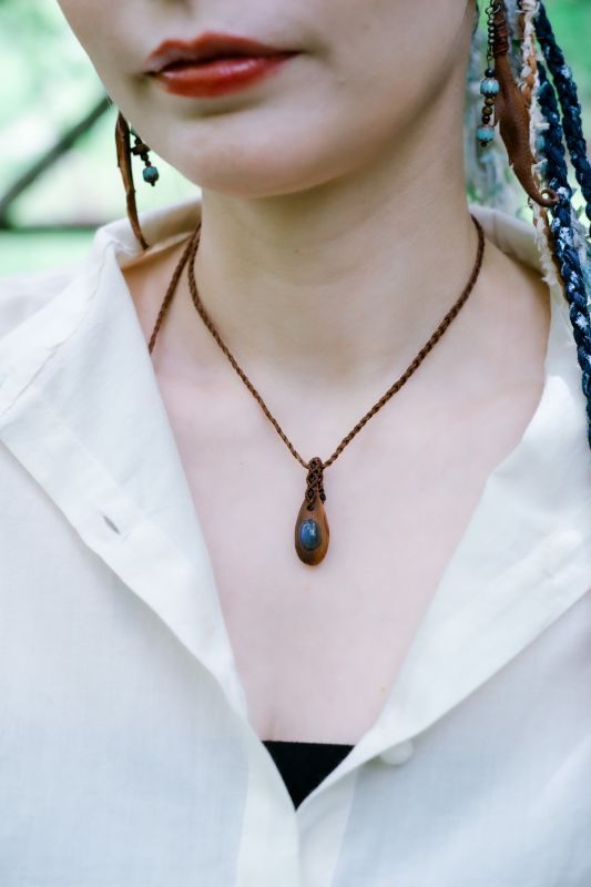 雫型に彫り込まれた屋久杉のモチーフに、天然石がキラリ！屋久杉