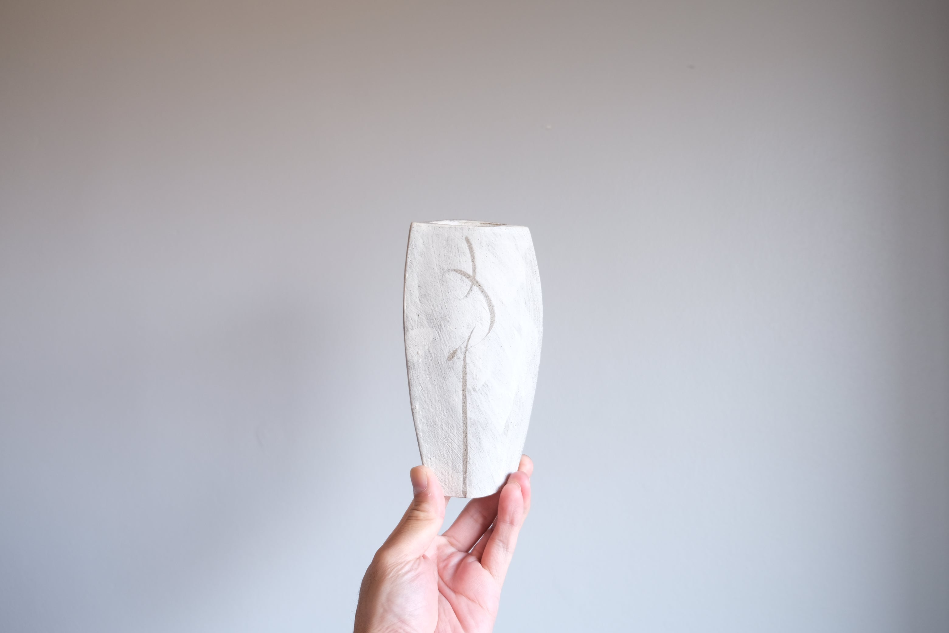 未来を活けるアート】ザハ・ハディッド フラワーベース “CREVASSE