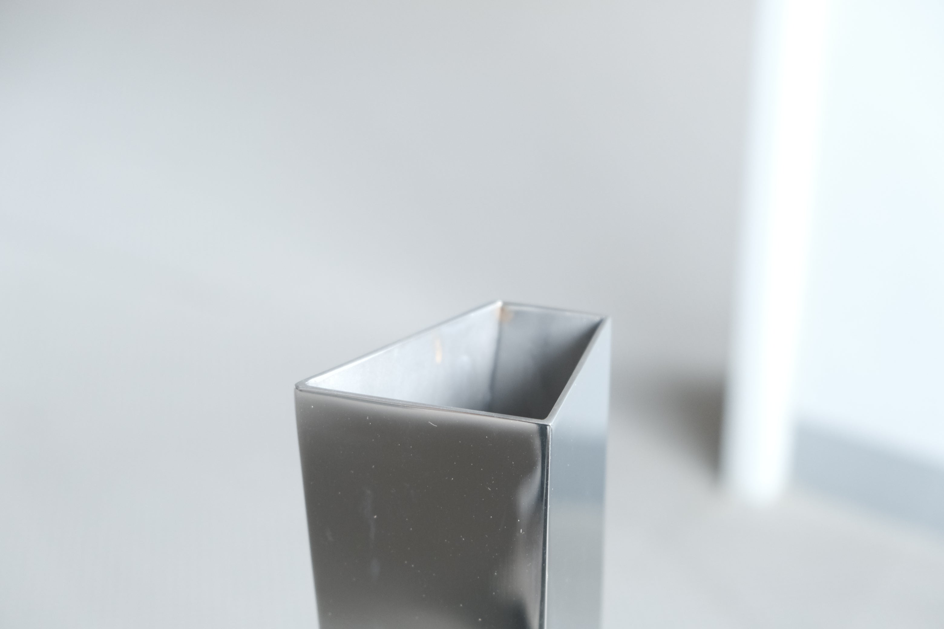 未来を活けるアート】ザハ・ハディッド フラワーベース “CREVASSE