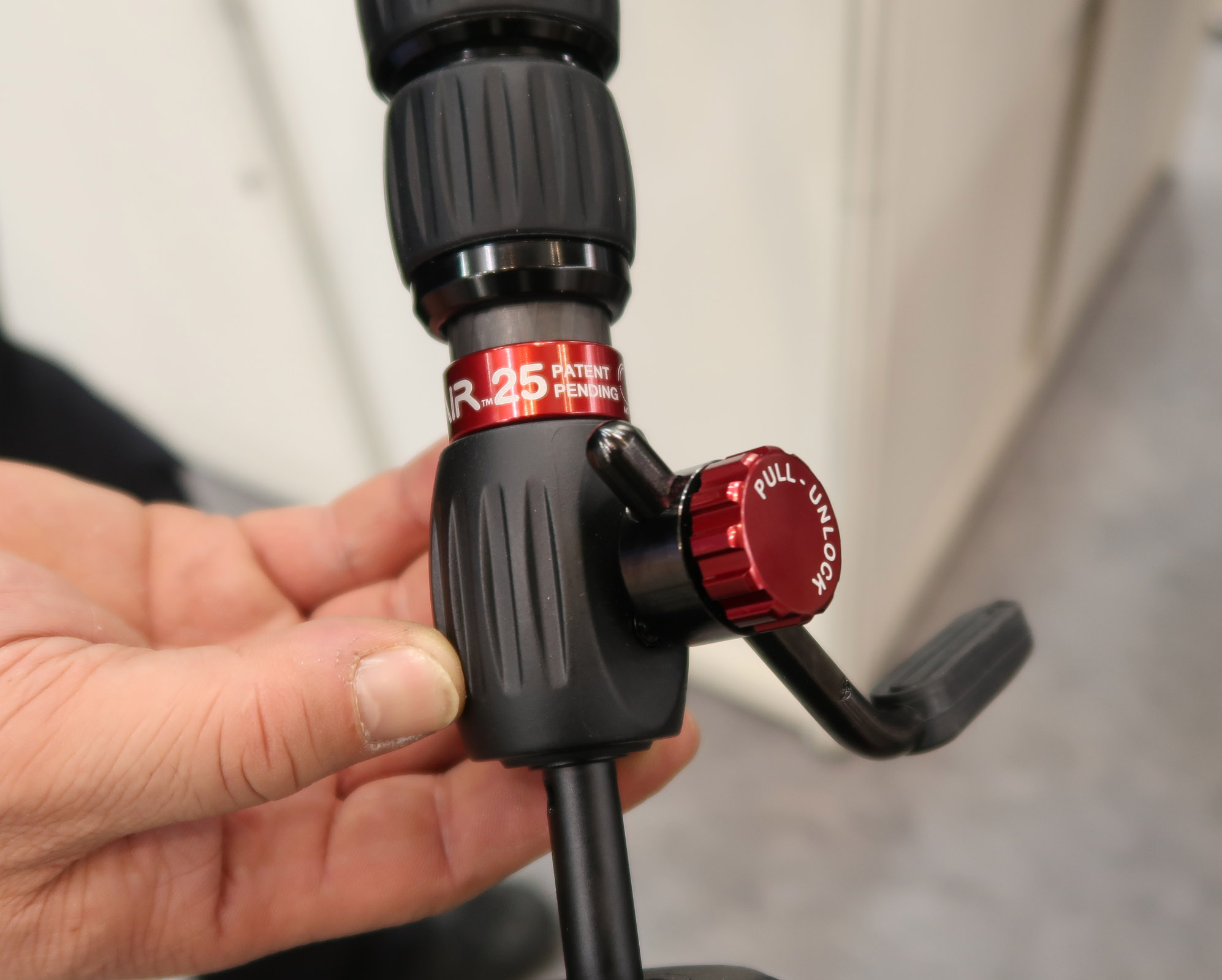 CP＋2018】銀一ブース、足で踏んで滑らかに上昇する一脚、ステディカム