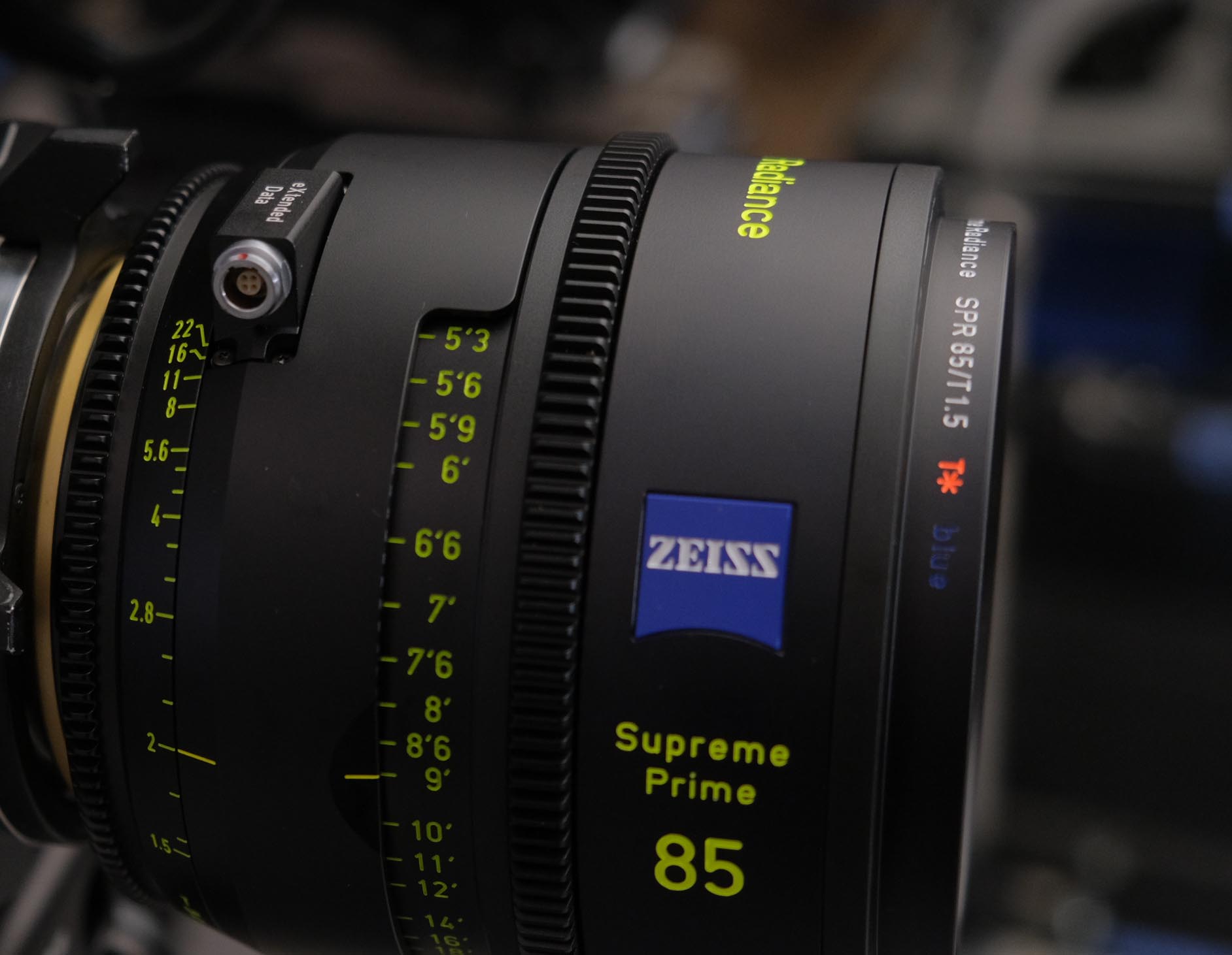 カールツァイスは好ましいフレアを再現するプライムレンズ「ZEISS