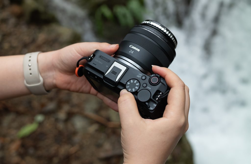 手のひらサイズ”に本格機能 旅と日常に寄り添う動画カメラ キヤノンEOS