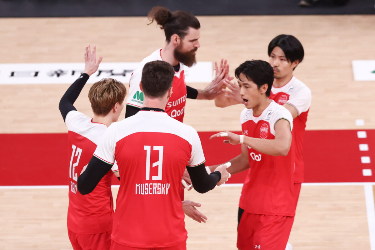 SVオールスターでハローキティとのスペシャルコラボユニフォームを着用