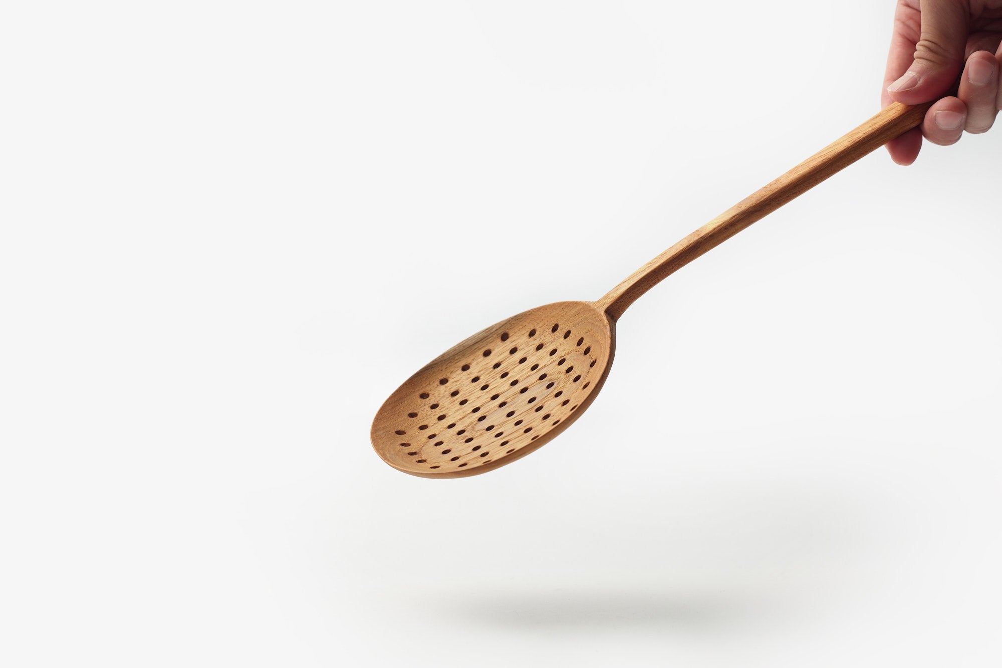 穴開きレードル チーク｜ラオスのカトラリー