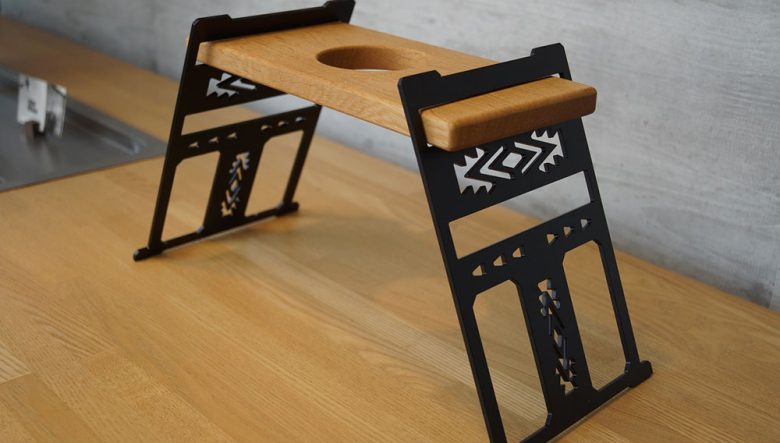 贅沢レザー座面の折り畳み式。キャンプオーパーツの新作チェアは、大人