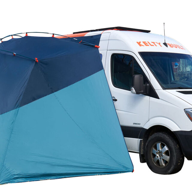 ケルティから2つのカーサイドタープ。 SUVへの取り付け自在の
