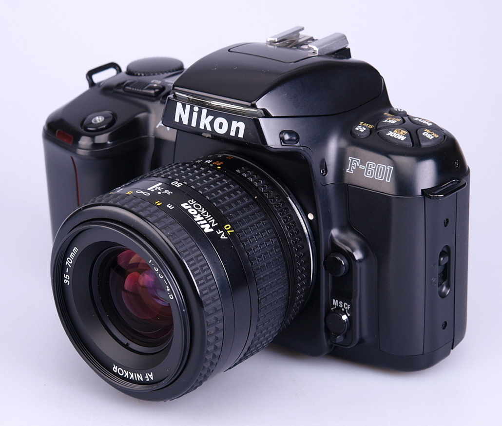Nikon AF Nikkor 35-70mm F3.3-4.5 zoomlens . (1986). - Wide Angle