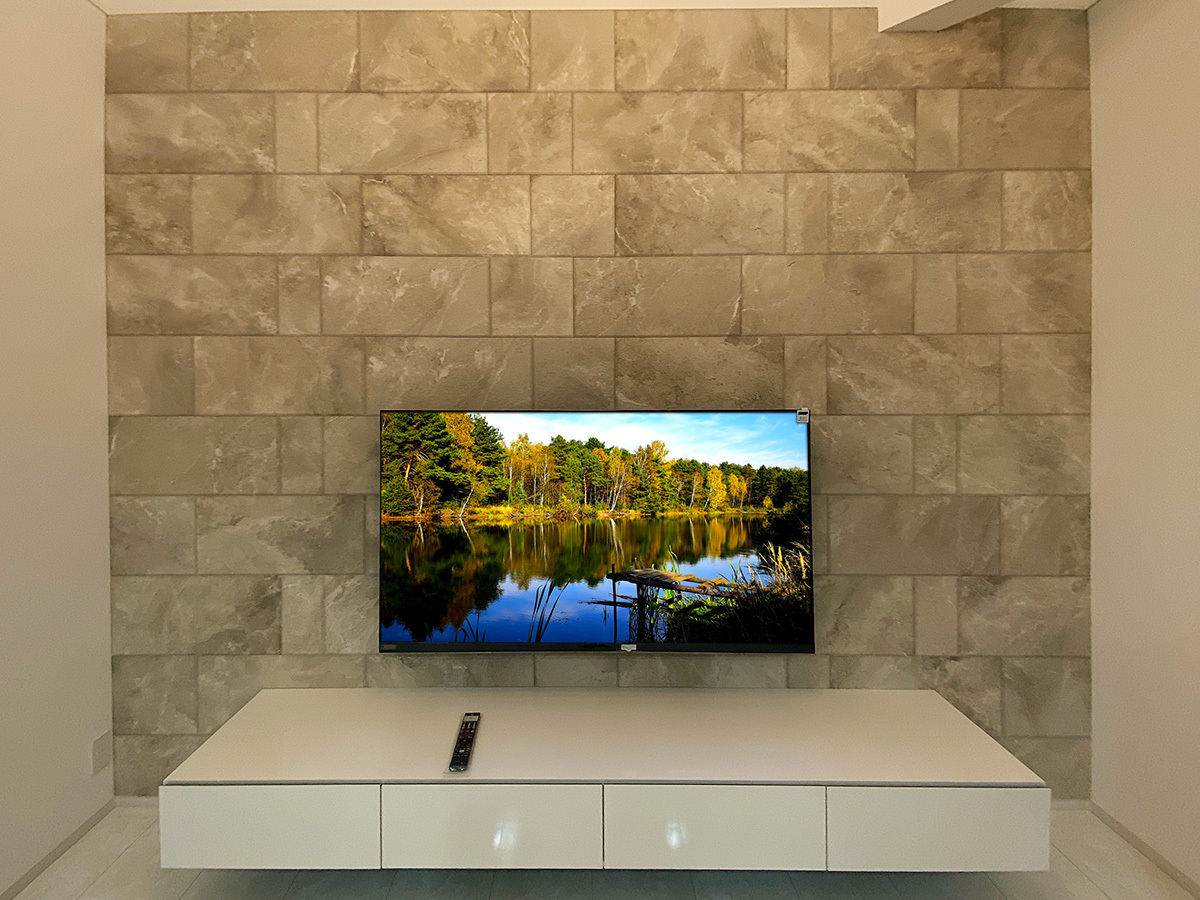 大阪府泉南郡でエコカラット(サンティ)の壁に65型東芝レグザ(65Z875R