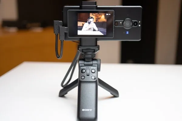 販売開始＞ソニー純正のスマホホルダー「Vlog Monitor（XQZ-IV01）付属