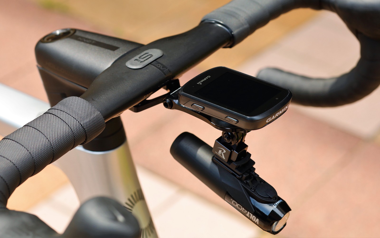 SAVE/KNOTシステムバーにサイコンとライトを装着する方法