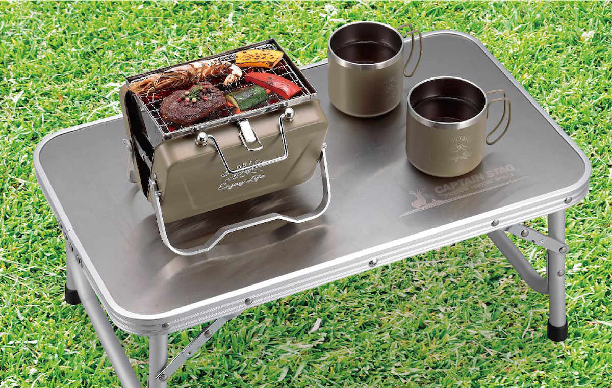 ソロキャンプに最適 家でも使いやすいV型卓上バーベキューグリル