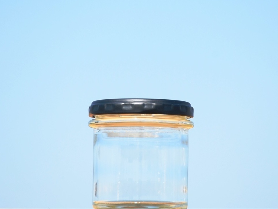 内面に段差が無いストレート形状で使いやすいジャム瓶C140ST です。