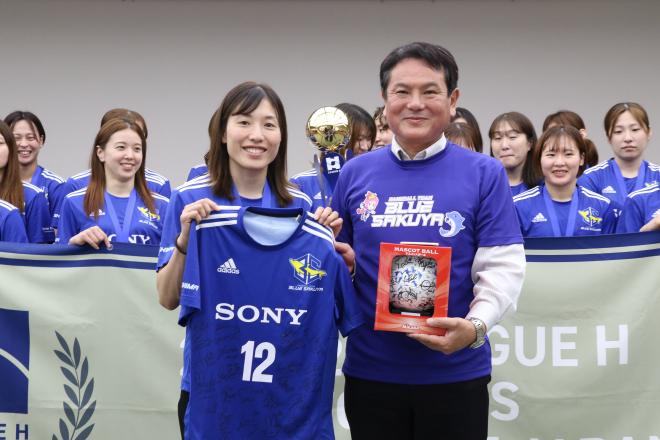 鹿児島県霧島市｜ブルーサクヤ鹿児島の優勝セレモニーと市長表敬を実施