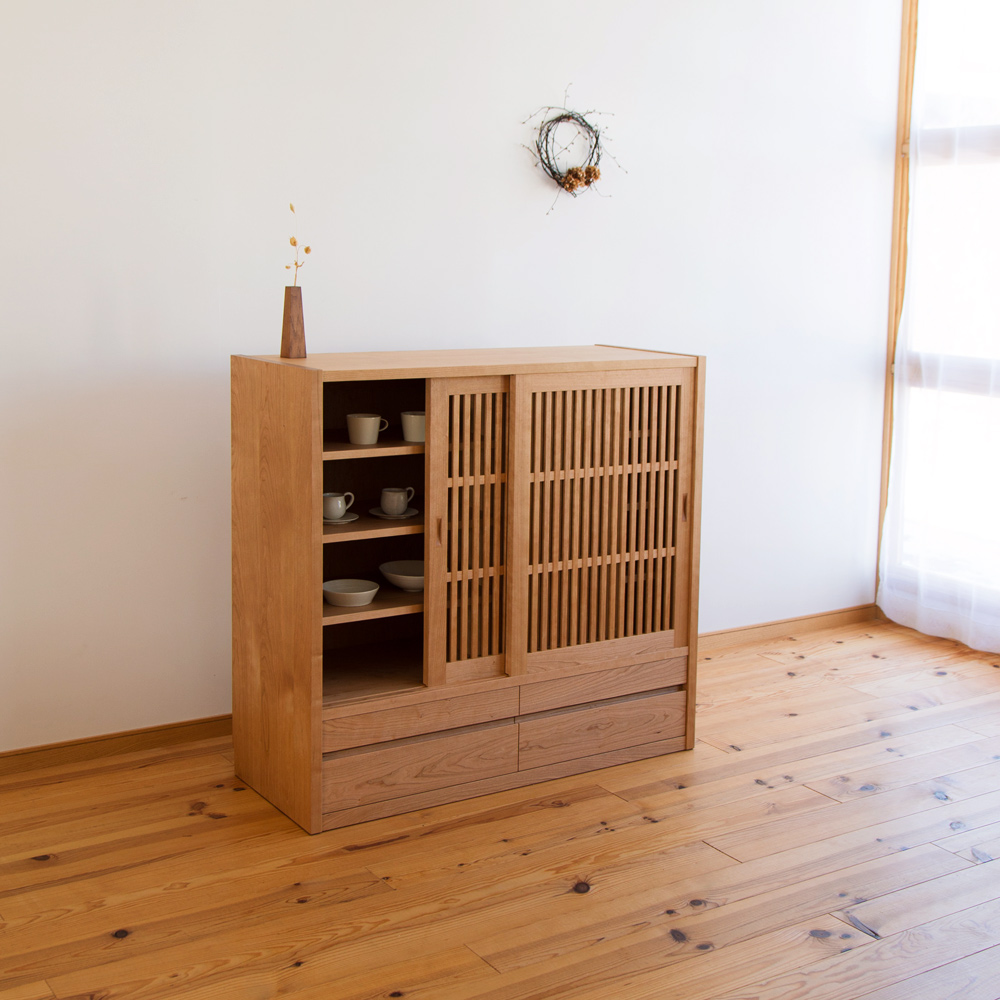 チェリー無垢材の水屋箪笥（格子引き戸の食器棚）・C-335 家具工房クラポ