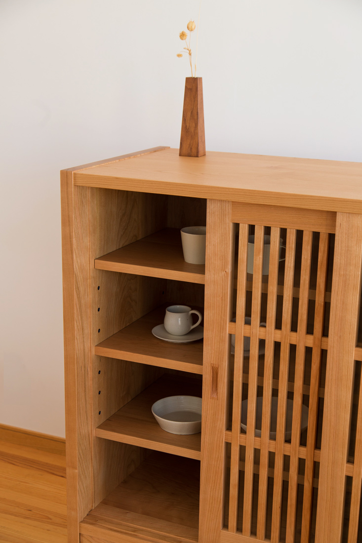 チェリー無垢材の水屋箪笥（格子引き戸の食器棚）・C-335 家具工房クラポ