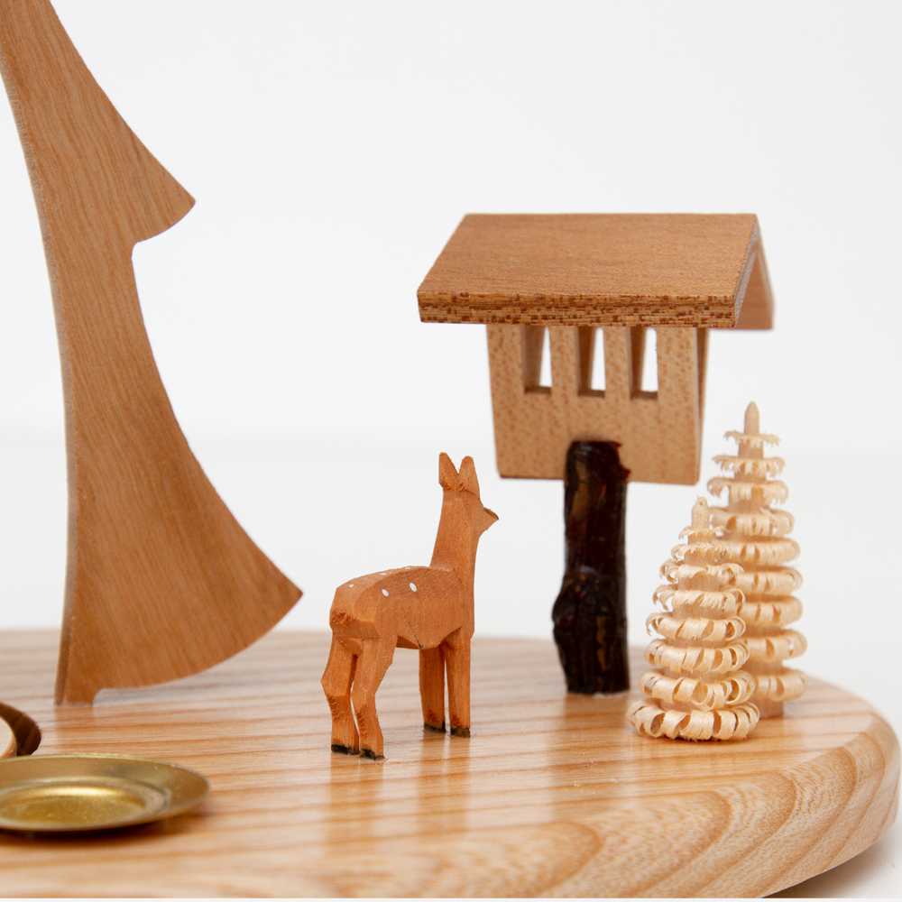 クリスマスピラミッド「シュパンバウムツリーと餌箱を見る鹿」[085/200