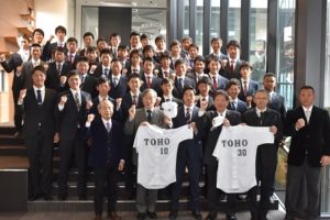 硬式野球部が東邦伝統純白デザインの新ユニホームに｜NEWS