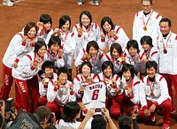 金メダルを胸に記念写真に納まる日本代表の選手たち。主将の山田恵里