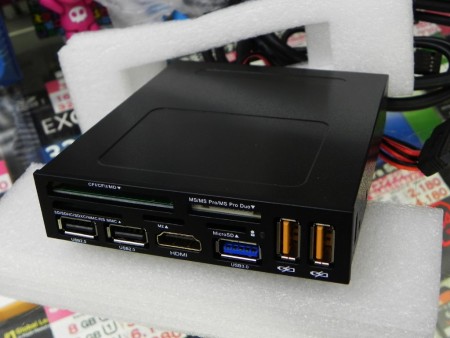 あると便利なイマドキ仕様の3.5インチ多機能フロントパネルが