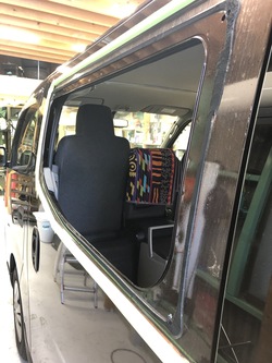 ニッサン キャラバンNV350 スライドドアガラス 小窓付きに交換！！