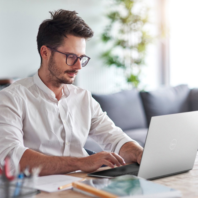 ハイブリッドワーク時代に最適なノートPC！1kg未満で高性能な