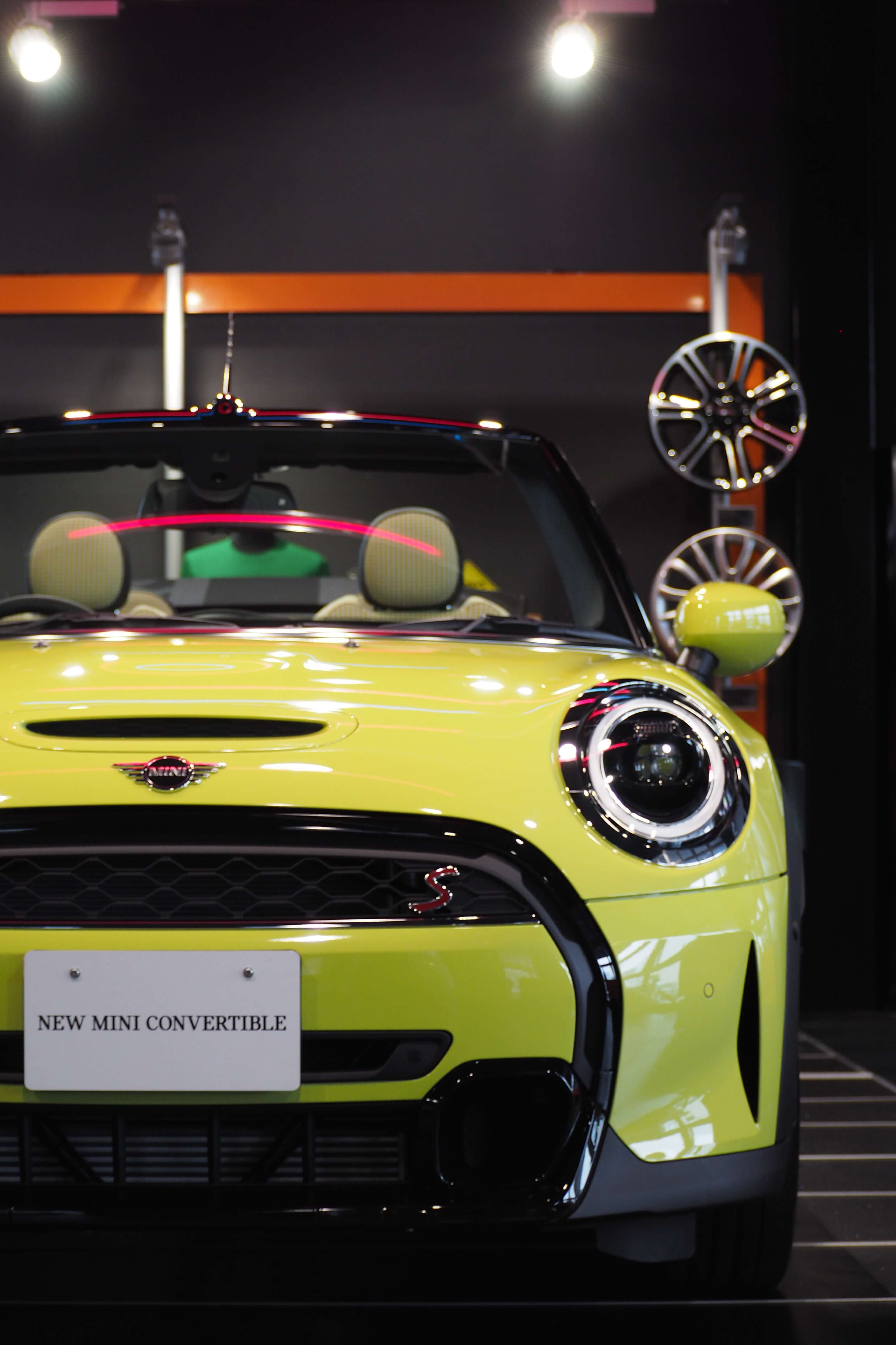 MINI】刺激的なイエロー THE NEW MINI CONVERTIBLE. 試乗受付中