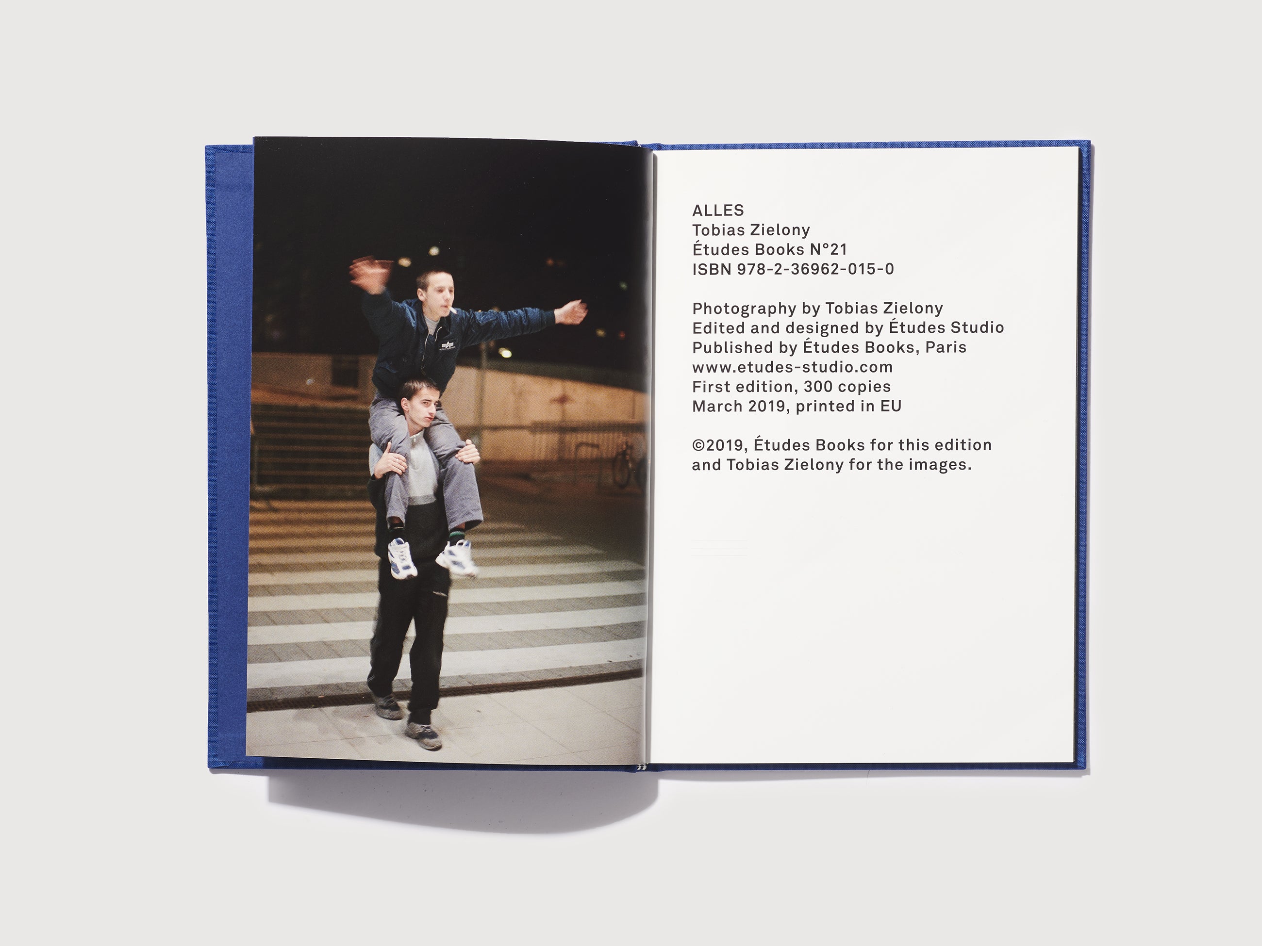 N°21 - Tobias Zielony BLUE | Études Studio