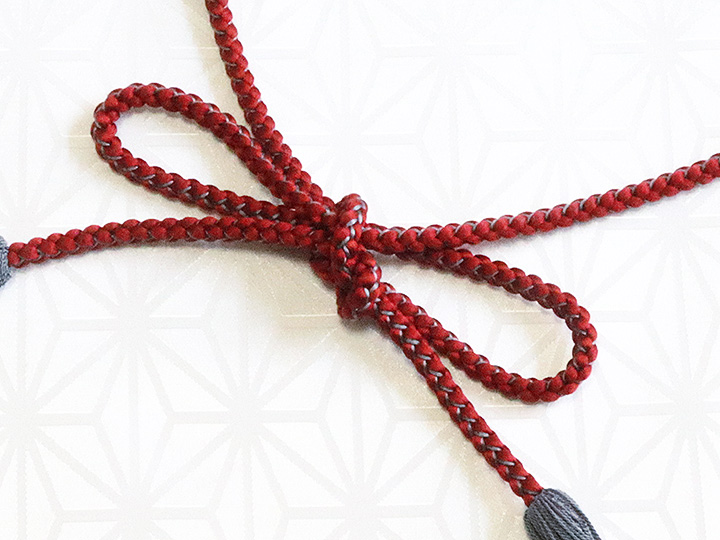 羽織紐 女中 吊四津撚房 深赤／鈍色（にびいろ）（01）｜京都の着物