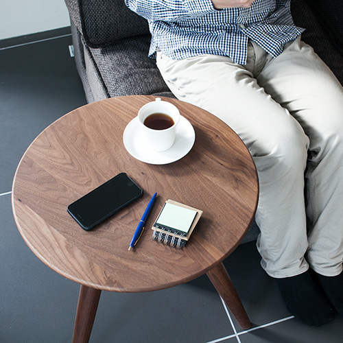 無垢材を使用した、幅広い円型天板のCOFFEEサイドテーブル | ソファ