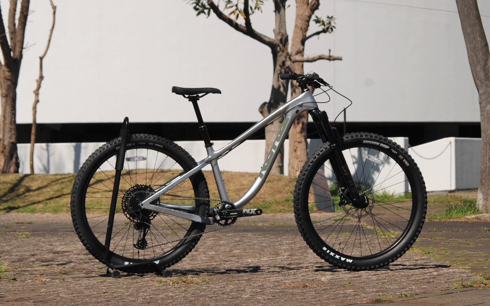 KONA渾身のカーボントレイルバイク「BIG HONZO CR」クリアランス中