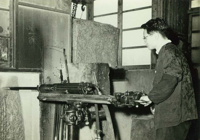 クラシックロックドリルの世界 : 空圧さく岩機の性能試験