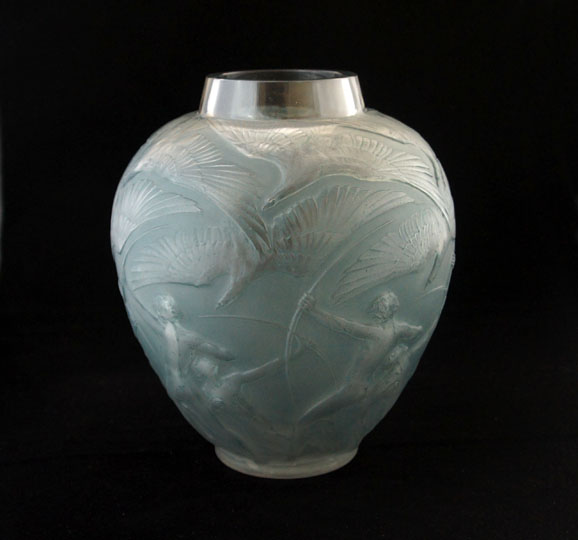 射手」ルネ・ラリックの花瓶《ギャルリーオルフェ》