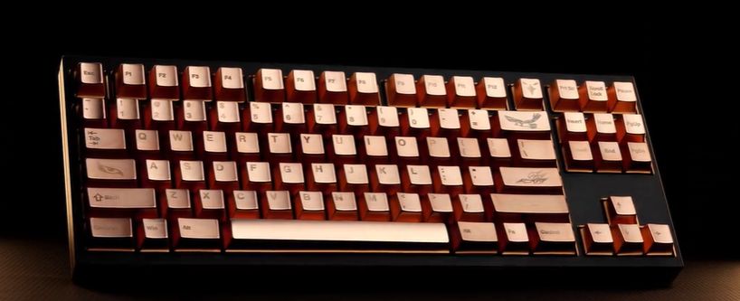 重量感がすごい。手持ちのキーボードを銅製のキーに差し替えるキット