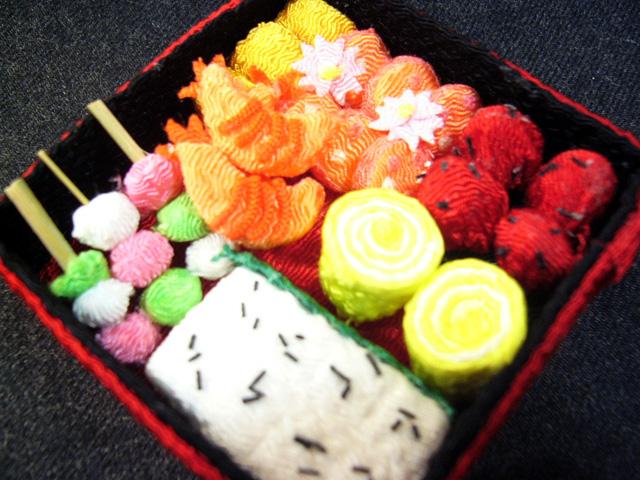 ミニチリメン細工（おせちシリーズ）彩りおせち（団子）