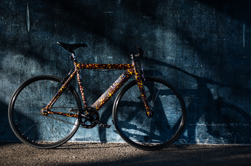 ファイヤーパターンが映える、クーティー×リーダーバイクのピスト