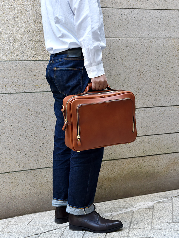 サイズ展開豊富でファスナー式の2wayショルダービジネスバッグ / 革鞄