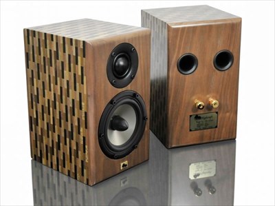 寄木細工のスピーカーはインテリアとしても満足！伝統工芸のスピーカー