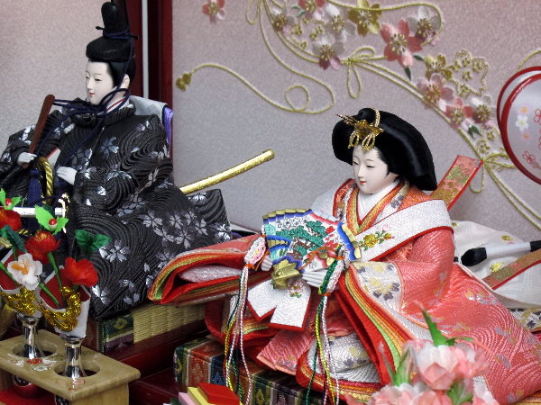 かわいいお顔の雛人形が収納親王飾りになって、特別目玉で大奉仕！の