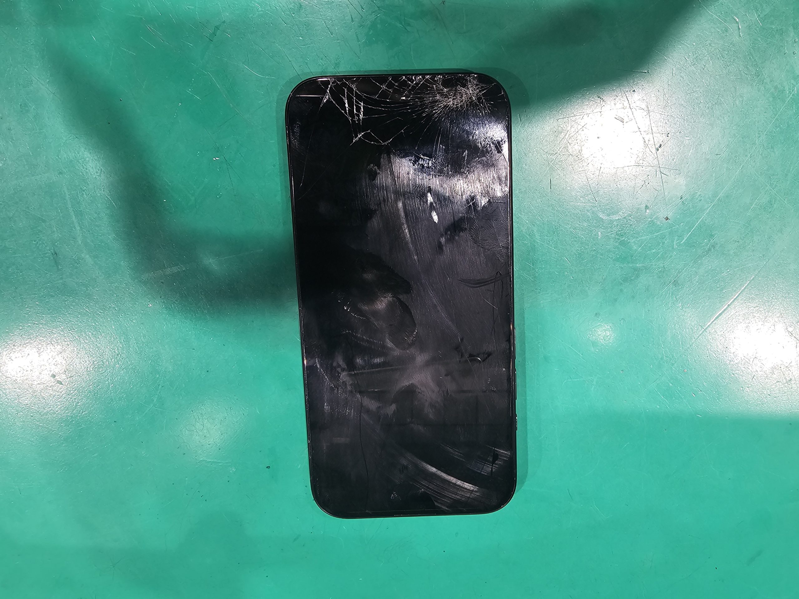 iPhone15Pro 液晶画面交換を承りました | iPhone修理アイサポ 修理事例