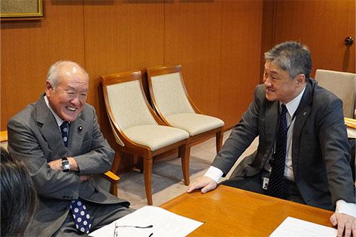 厚生労働大臣・自民党幹事長など4議員へ申し入れ：理学療法士の処遇