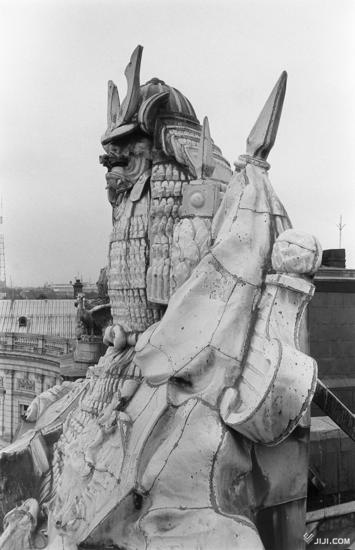 迎賓館（赤坂離宮） 玄関の屋上正面にキクの紋章があり、そ…：迎賓館