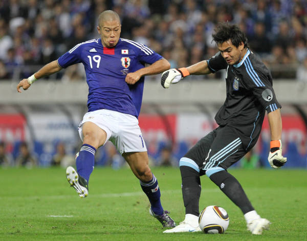 後半、ゴール前に攻め込む日本代表の森本貴幸（左、…：ザックジャパン