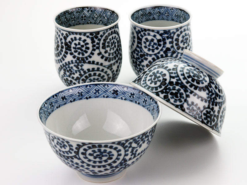 有田焼】睦揃（夫婦茶碗セット）染付蛸唐草格子紋図